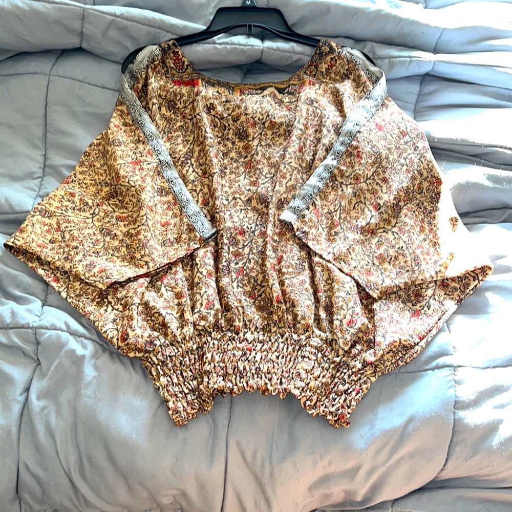 NWOT Open shoulder bat sleeve top